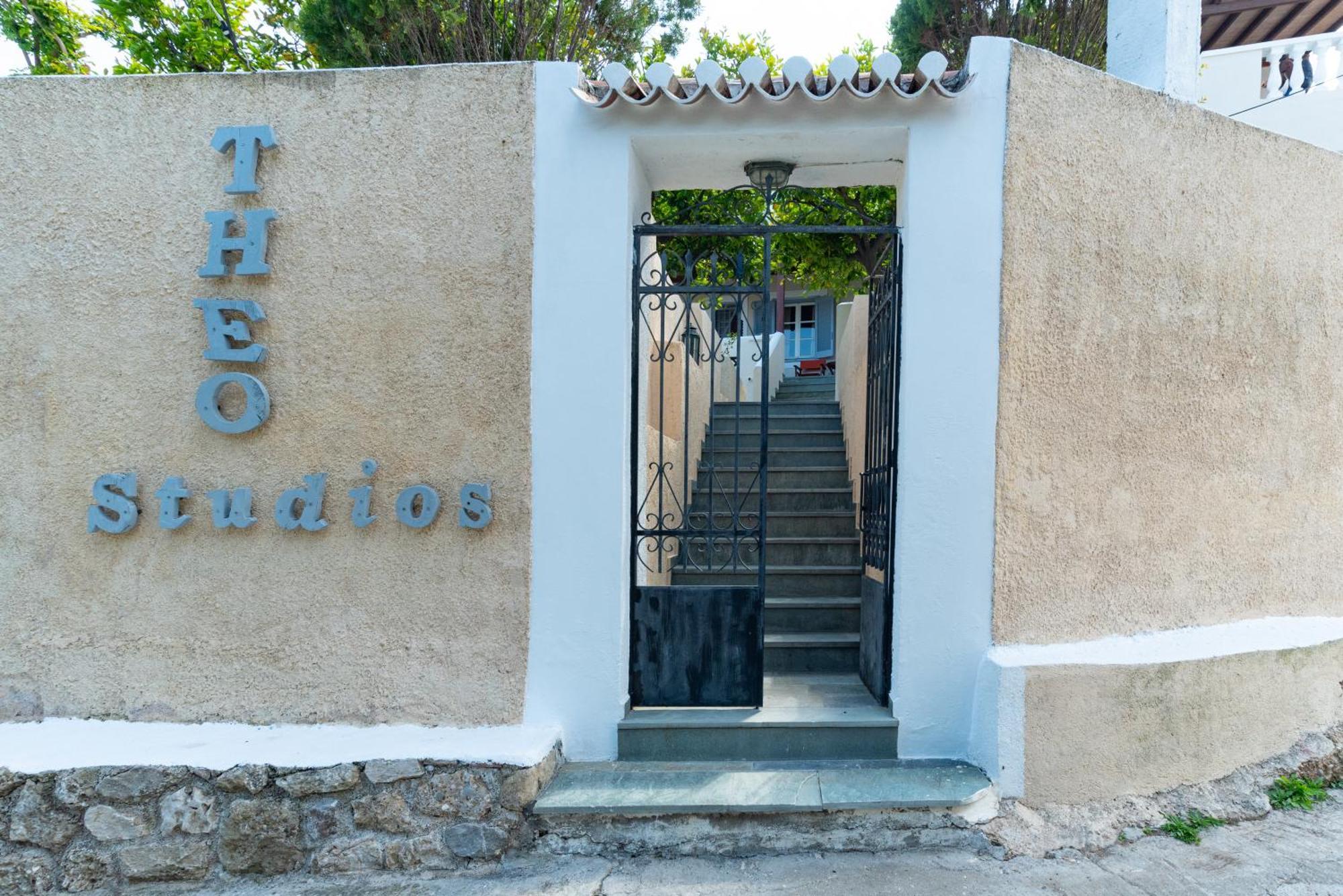 Theo Studios & Apartments Spétses Exterior foto